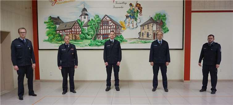 Mit dem neuen Wehrführer Lukas Pfeiffer (3.v.l.) freuen sich sein Stellvertreter Heiko Jonas (2.v.l), der scheidende Wehrführer und Ortsbürgermeister Dominik John (2.v.r.) sowie der Erste Beigeordnete und Wehrleiter Tobias Haubrich (1.v.r.) mit dessen Stellvertreter Christian Fein (1.v.l.) Foto: privat