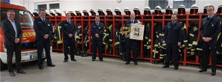 Mit dem neuen Wehrführer Nils Ahlborn (4.v.l.) freuen sich sein Stellvertreter Dennis Borchardt (3.v.l.), der bisherige Wehrführer Nicki Ahlborn (3.v.r.), Erster Beigeordneter und Wehrleiter Tobias Haubrich (2.v.r.), der stellvertretende Wehrleiter Christian Fein (1.v.r.), der Vorsitzende des Fördervereins Mario Weißenfeld (2.v.l.) sowie Ortsbürgermeister Thomas Kloft (1.v.l.).Foto: privat