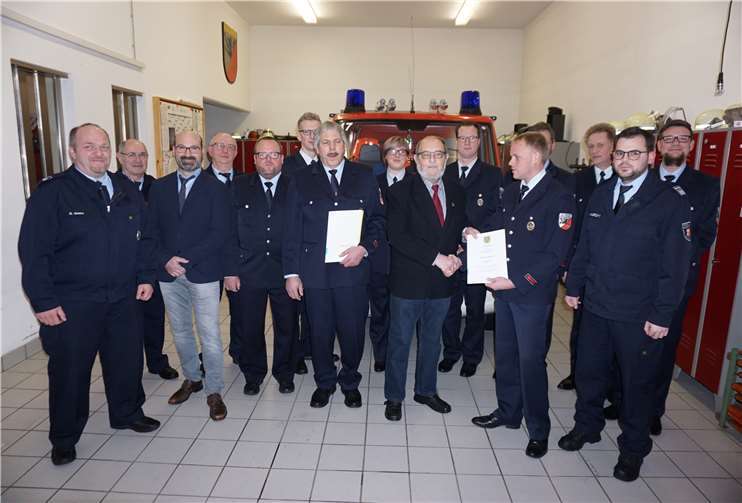 Mit dem neuen Wehrführer, René Hellmann (2. v. r.), freuen sich Beigeordneter Willi Löcher (3. v. r.), Wehrleiter Tobias Haubrich (r.), stellvertretender Wehrleiter Gernod Grebe (l.), Ortsbürgermeister Christoph Simon (2. v. l.) sowie der aus seinem Amt verabschiedete Dirk Reifenberg (4. v. l.).  VG Selters