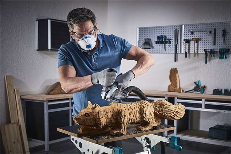 Mit dem neuen Winkelschleifer-Zubehör bringt wolfcraft traditionelle Werkzeuge der Holzbearbeitung auf eine leistungsstarke Maschine.Foto: (c) wolfcraft