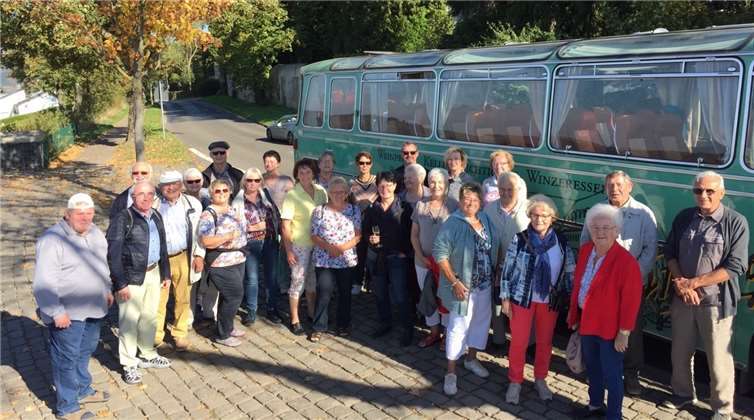Mit dem nostalgischen Oldtimerbus erkundete die Gruppe Trier.privat