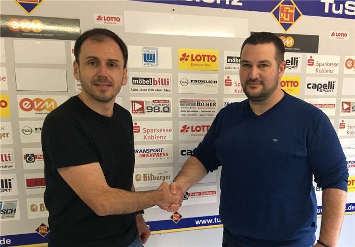 Mit dem obligatorischen Handschlag besiegeln Cheftrainer Anel Dzaka und Präsident Christian Krey die weitere Zusammenarbeit bis Sommer 2022.Quellen: TuS Koblenz