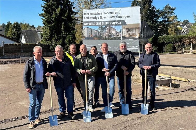 Mit dem obligatorischen Spatenstich wurde das Projekt „Wohnresidenz Blumenstraße“ offiziell gestartet. 