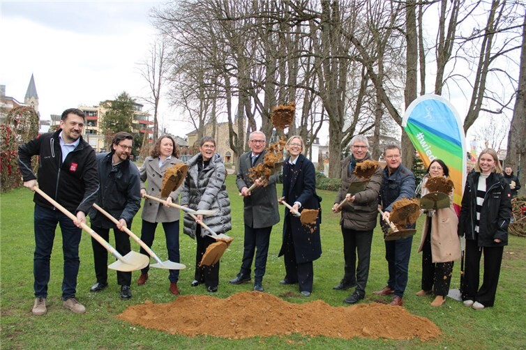Mit dem offiziellen Spatenstich begannen kürzlich die Arbeiten zur Wiederherstellung und Neugestaltung des Bad Neuenahrer Kurparks. Foto: DU