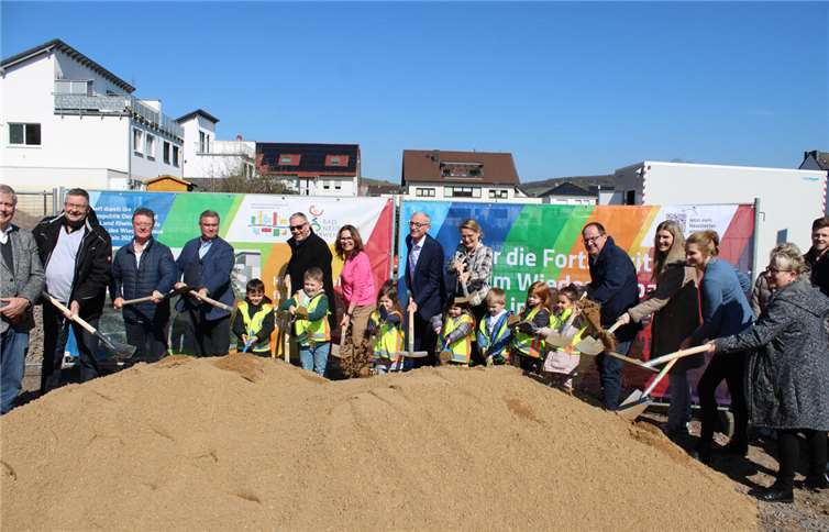 Mit dem offiziellen Spatenstich ging in der Kreisstadt jetzt der zweite Kita-Neubau an den Start.  Foto: DU