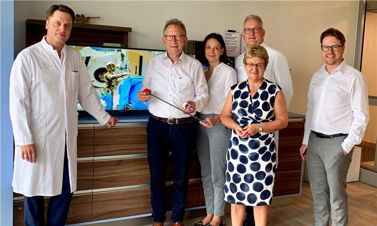 Mit dem patientenschonenden neuen daVinci-OP-System wurde im St. Elisabeth-Krankenhaus Neuwied im Beisein des Vorsitzenden des Gesundheitsausschusses im Deutschen Bundestag, dem heimischen CDU-Bundestagsabgeordneten Erwin Rüddel (2.v.li.), eine Prostata-OP durchgeführt. Das Foto zeigt den Operateur Prof. Dr. Carsten Maik Naumann, Erwin Rüddel, Alexandra Gutwein, die Krankenhaus-Oberin Therese Schneider, den Ärztlichen Direktor Chefarzt Dr. Michael Fresenius und Dr. Joachim Haes von der Herstellerfirma des daVinci Operationssystems. Foto: privat