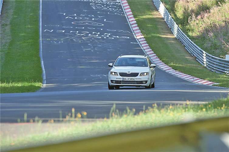 Mit dem richtigen Fahrverhalten spart man Spritkosten. privat