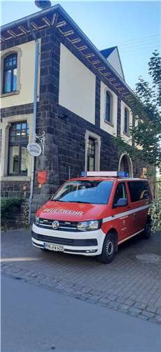 Mit dem roten Feuerwehrauto wurden die Kinder überrascht.  Fotos: KiTa Pillig