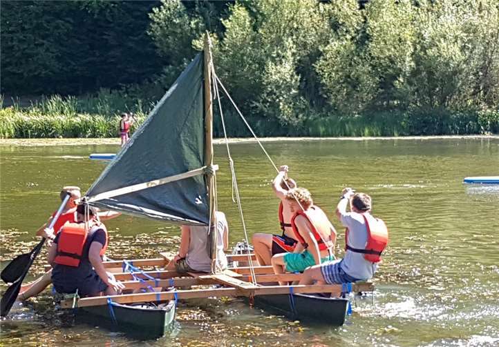 Mit dem selbstgebauten Floß ging es auf den See. Foto: privat