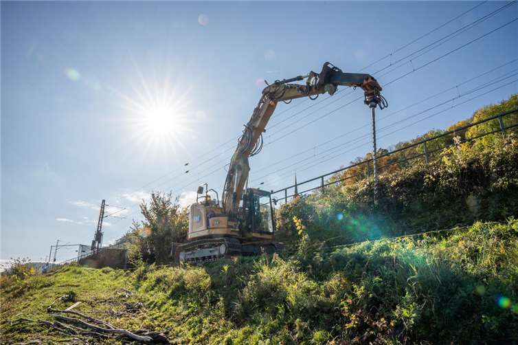 Mit dem sprenggeschützten Bagger wurden 729 Tiefenbohrungen durchgeführt, um sicherzustellen, dass keine Kampfmittel im Baustellenbereich unentdeckt blieben.  Foto: evm/Bjarne Fynn Schmidt