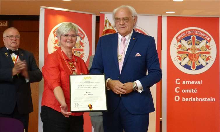 Mit dem stark limitierten RKK-Sonderorden des Präsidenten Hans Mayer wurde die 2. CCO-Vorsitzende Eva Bonn ausgezeichnet.  Fotos: CCO