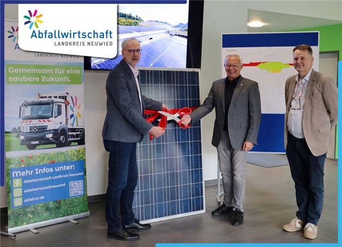 Mit dem symbolischen Banddurchschnitt haben Landrat Achim Hallerbach, der Vorstand der Abfallwirtschaft Landkreis Neuwied AöR Andreas Saal und der Vorstand der Rhein-Hunsrück-Entsorgung Thomas Lorenz die neue PV-Anlage am Standort Linkenbach in Betrieb genommen.  Foto: Maria Lepp