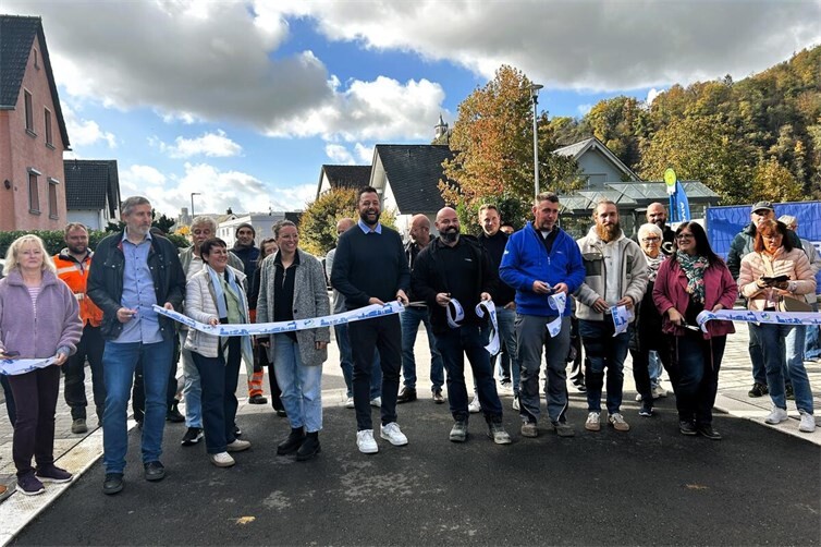 Mit dem symbolischen Durchschneiden des Bandes wurde die Straße „Im Hohenrhein“ durch Oberbürgermeister Lennart Siefert, Mitglieder des Stadtrats, Anwohnerinnen und Anwohner sowie Vertreter der beteiligten Firmen offiziell eingeweiht. 
