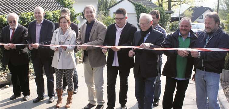 Mit dem symbolischen Durchtrennen des Bandes wurde die obere Rheinblickstraße ihrer Bestimmung übergeben. DL