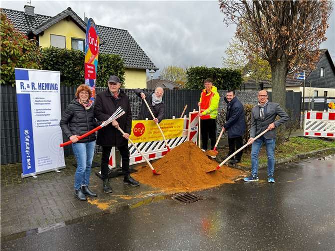 Mit dem symbolischen Spatenstich durch das Bonner Unternehmen bn:t ist der Gigabit-Ausbau in Flerzheim gestartet. Mit dabei Ortsvorsteherin Ellen Schüller, Bürgermeister Ludger Banken, städtische Digitalisierungsbeauftragte Thomas Spitz (v.l.), Geschäftsführer bn:t Marion Böttner (v.r.), Vertriebsleiter bn:t Nikolaos Pantios. Foto: Stadt Rheinbach