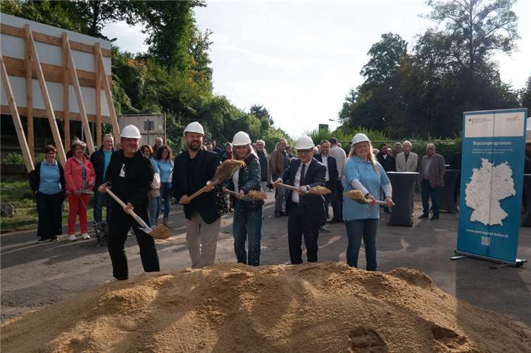 Mit dem symbolischen Spatenstich fiel der offizielle Startschuss für die Generalsanierung der Sayner Mehrzweckhalle