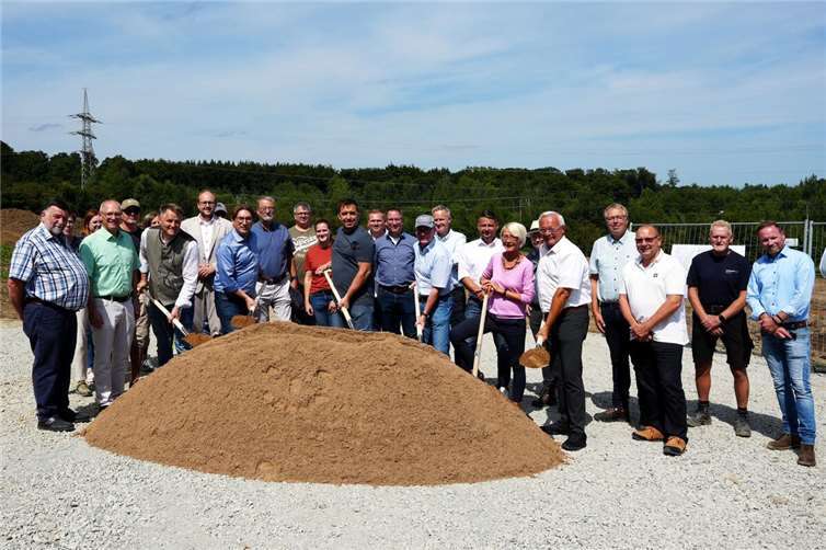 Mit dem symbolischen Spatenstich haben Landrat Achim Hallerbach und die Vorstände der Abfallwirtschaft AöR Jörg Schwarz und Andreas Saal jetzt gemeinsam mit Vertretern der Kommunen und der ausführenden Firmen den Bau der kreiseigenen Grünschnittaufbereitungsanlage (GAB) auf der Deponie Linkenbach in die Wege geleitet.Foto: Julia Hinz / Kreisverwaltung Neuwied