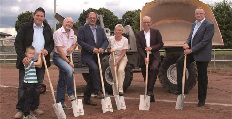 Mit dem symbolischen Spatenstich wird einer der schlechtesten Tennenplätze zur Geschichte und alle Beteiligten freuen sich auf einen neuen Rasensportplatz mit einer Leichtathletikanlage. US