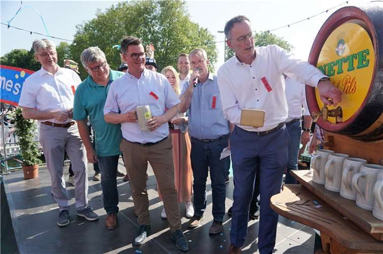 Mit dem traditionellen Fassanstich eröffnet der rheinland-pfälzische InnenministerMichael Ebling im Beisein von Moderator Sven Lefkowitz, Beigeordnetem Ralf Seemann,Kreisbeigeordnetem Michael Mahlert, MdL Lana Horstmann, MdB Martin Diedenhofen,MdB Erwin Rüddel und Bürgermeister Peter Jung die Heddesdorfer Pfingstkirmes. Fotos: FF