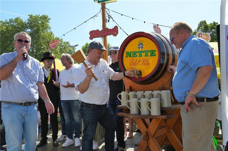 Mit dem traditionellen Fassanstich eröffnete Oberbürgermeister Jan Einig die Heddesdorfer Pfingstkirmes. Foto: FF