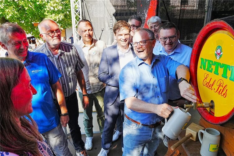 Mit dem traditionellen Fassanstich eröffnete Oberbürgermeister Jan Einig das 45. Deichstadtfest