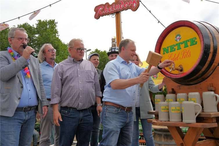 149. Heddesdorfer Pfingstkirmes: Adrenalin und Brauchtum Mit dem traditionellen Fassanstich eröffnete Oberbürgermeister Jan Einig am Pfingstsamstag das Volksfest.