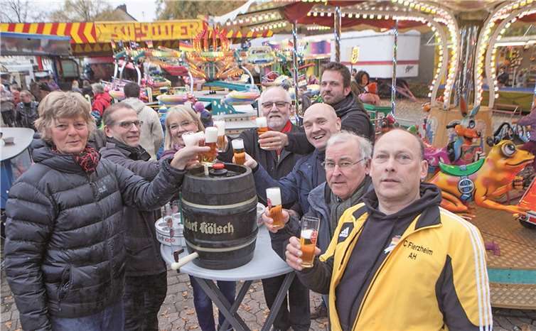 Mit dem traditionellen Fassanstich von Ortsausschuss-Chefin Karola Baldus (links) begann die Kirmes in Flerzheim auf dem Dorfplatz. JOST