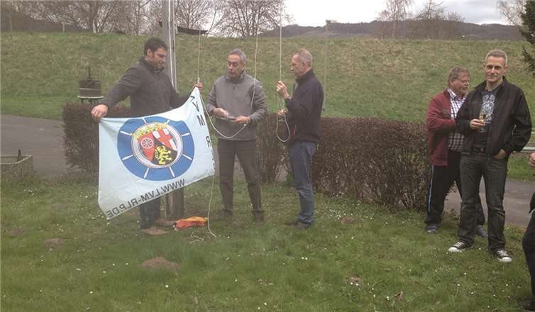 Mit dem traditionellen Flaggenhissen wurde die Hafensaison im Yachthafen eröffnet.privat