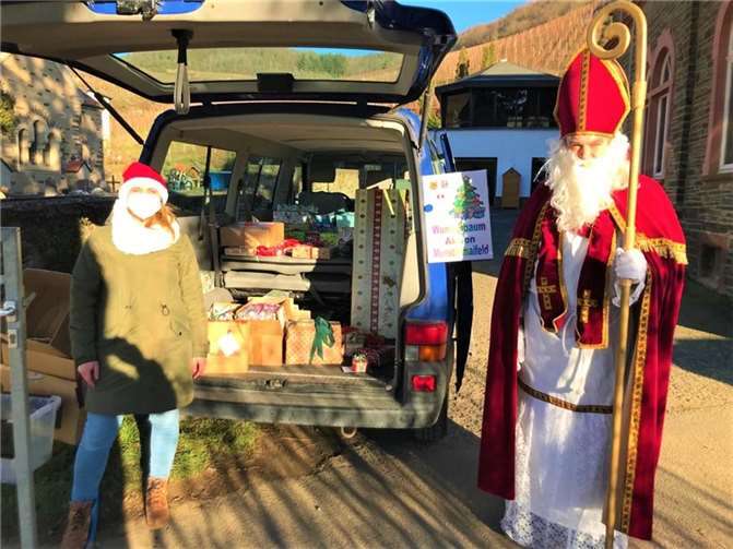 Mit dem voll beladenen Bus machte sich das Orga-Team samt dem Nikolaus auf den Weg ins Ahrtal.