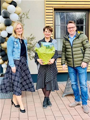 Geschäftsführerin Tanja Jelic und ihr Team sind bestens gerüstet Mit dem von Grund auf modernisierten Restaurant „Am Kamin“ geht eine Tradition in Bad Breisig in die nächste Runde. Gemeinsam mit dem gesamten Team rund um die Inhaberin Tanja Jelic erhielten Bürgermeister Marcel Caspers und Wirtschaftsförderin Angela Lunowa einen ersten exklusiven Einblick hinter die Kulissen. Foto: VG Bad Breisig