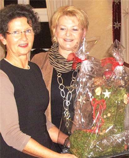 Mit dem weihnachtlich geschmückten Stiefel animiert Monika Übungsleiterin u. Gruppe zum weiteren Walking-Training.