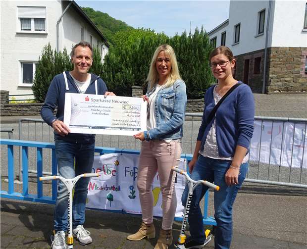Mit den 1.200 Euro wurde nicht nur der Auftritt des Verkehrszauberers unterstützt, die Spende des Fördervereins hilft auch bei der Anschaffung von fünf Rollern. Foto: privat