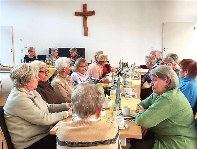 Mit den 23 Senioren, die Henriette Krause herzlich zu Kaffee und Neujahrskranz begrüßen konnte, verlief der Nachmittag fröhlich bei ausgiebigen Gesprächen, denn zu erzählen gab es vieles. Foto: privat