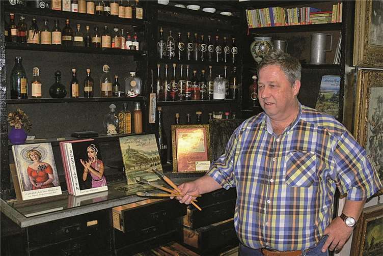 Mit den Arbeitsmitteln des Künstlers und dem gesamten Inventar der Galerie ist Rudolf Mattar bestens vertraut.TE