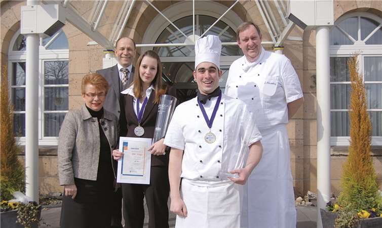 Mit den Auszubildenden Kristina Meurer (3.v.l.) und Markus Geyermann (2.v.r.) freuten sich neben Hoteldirektor Steffen Melzow (2.v.l.), Personalleiterin Birgit Müller-Leersch (l.), Küchenchef Jörg Münsterberg sowie das gesamte Team vom Seehotel Maria Laach über die erreichten Platzierungen. privat