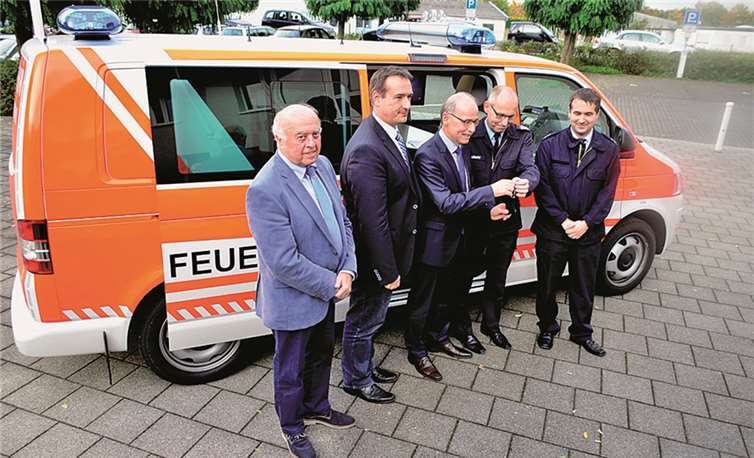 Mit den Beigeordneten überreichte Bürgermeister Georg Hollmann die Schlüssel an Arnd Lenarz.HEP