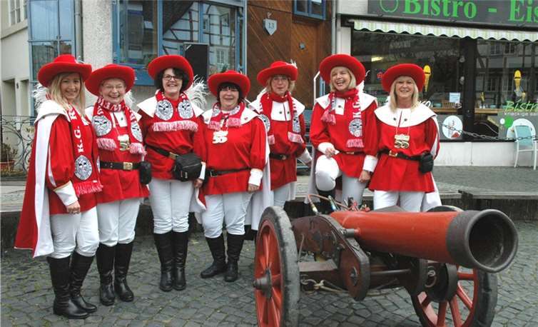 Mit den Böllerschüssen des 11. Damen Regiments, gezündet von der Regimentskommandantin Astrid Rausch, wurde um 11.11 Uhr die närrische Zeit in der Johanniterstadt offiziell begonnen.