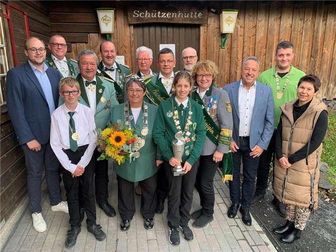 Mit den Bundes- und Kreismajestäten freuten sich der Kreisbeigeordnete Pierre Fischer, der Bürgermeister der Verbandsgemeinde Rengsdorf-Waldbreitbach, Hans-Werner Breithausen und die Ortsbürgermeisterin von Kurtscheid, Melanie Anhäuser, über eine starke Teilnehmerzahl wie auch über glückliche Siegerinnen und Sieger rund um die neue Kreiskönigin Erika Weibers aus Hähnen.Foto: Thomas Herschbach