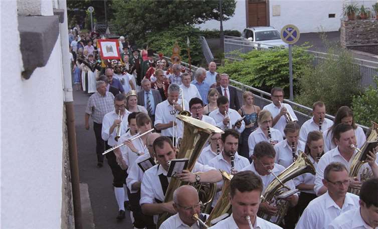 Mit den Ehrengästen, unter ihnen Landrat Manfred Schnur, die Bürgermeister Manfred Führ und Helmut Probst, zog der Festzug zum Spilles. -TT-