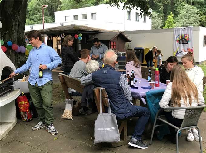 Mit den Einnahmen seines Minigolf-Turniers unterstützte der Leo-Club Mayen das Projekt MUS-E an der Grundschule Hinter Burg. Foto: privat