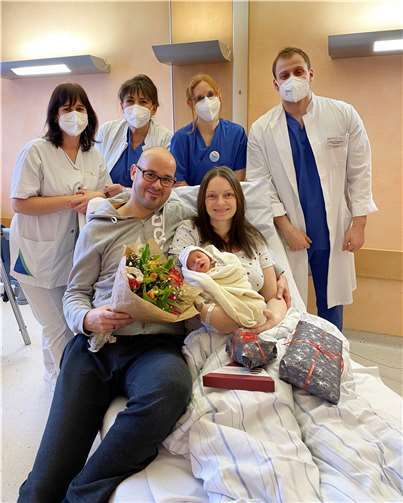 Mit den Eltern freuen sich über die Geburt des kleinen Neo v.l.. Schwester Cordula Pieroth, Sektionsleiterin Geburtshilfe Gabriele Saniewski, Leitende Hebamme Friederike Beilstein und Assistenzarzt Shota Gvenetadze.Foto: Herz-Jesu-Krankenhaus Dernbach