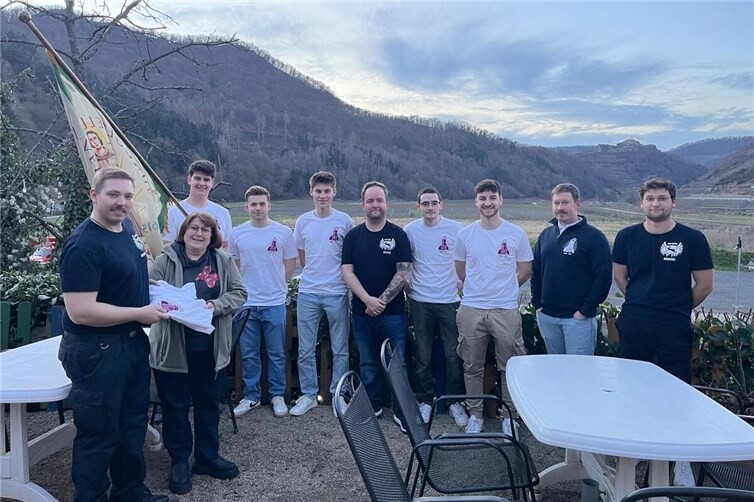 Mit den Erlösen aus dem Glühweinverkauf an St. Martin konnte der Jugendtreff Rech (JTR) dem Junggesellenverein Rech (JGV) neue Vereinsshirts zur Verfügung stellen. 