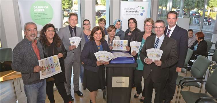 Mit den Flyern in verschiedenen Sprachen sollen möglichst viele Bürger erreichen. privat