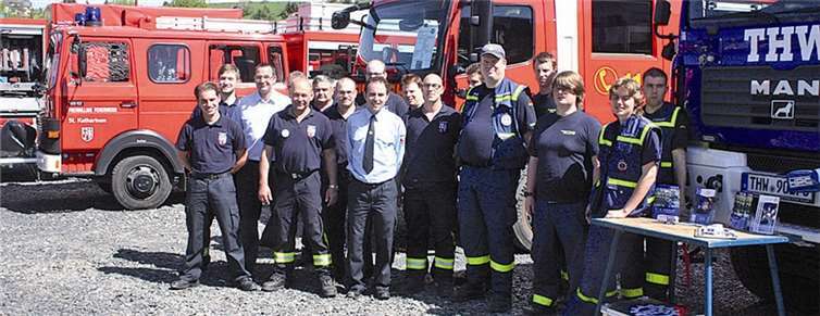 Mit den Freunden vom THW stellten sich die „dienstfreien“ Feuerwehrleute von Sankt Katharinen an ihren Fahrzeugen auf. DL