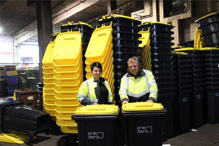 Mit den „Gelben Tonnen“ im Neuwieder Zentrum von PreZero: Niederlassungsleiterin Tina Muth und Unternehmenssprecher Boris Ziegler.  Fotos: GS