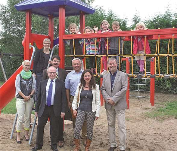 Mit den Kindern freuen sich (v.l.) Kitaleiterin Claudia Otto, Annette Loth, Ortsbürgermeister Markus Fischer, Planer Ingo Dittrich, Achim Hallerbach, Sonja Klewitz von der Unkeler Bauverwaltung und Bürgermeister Karsten Fehr.privat