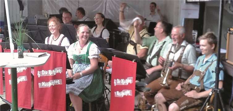 Mit den „Kuhlen Musikanten“ wurde sommerlich gefeiert.privat