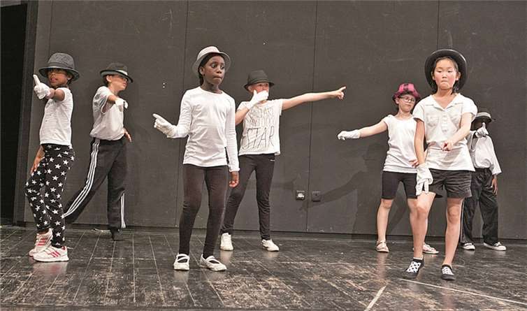 Mit den Liedern von Michael Jackson überzeugte die Tanz-AG der Offenen Ganztagsschule Niederbachem beim zweiten Wachtberger Kinder- und Jugendkulturtage.