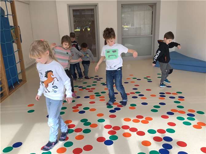 Mit den Materialien der „Move it“-Box üben die Kita-Kinder auf spielerische Weise, sich im geordneten Chaos zurecht zu finden.