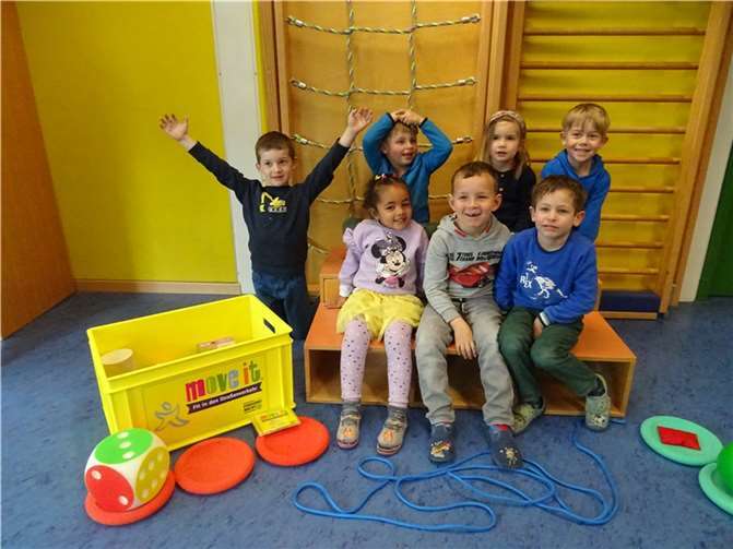 Mit den Materialien der neuen „move it“- Box üben die Kita – Kinder sich in einem bewegenden Umfeld zurecht zu finden.  Foto: Robert Schütz